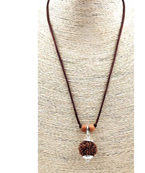 Rudraksha hängt am braunen Band